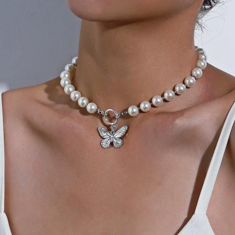 Skanto | Perlebelagt sommerfugl anheng choker halskjede