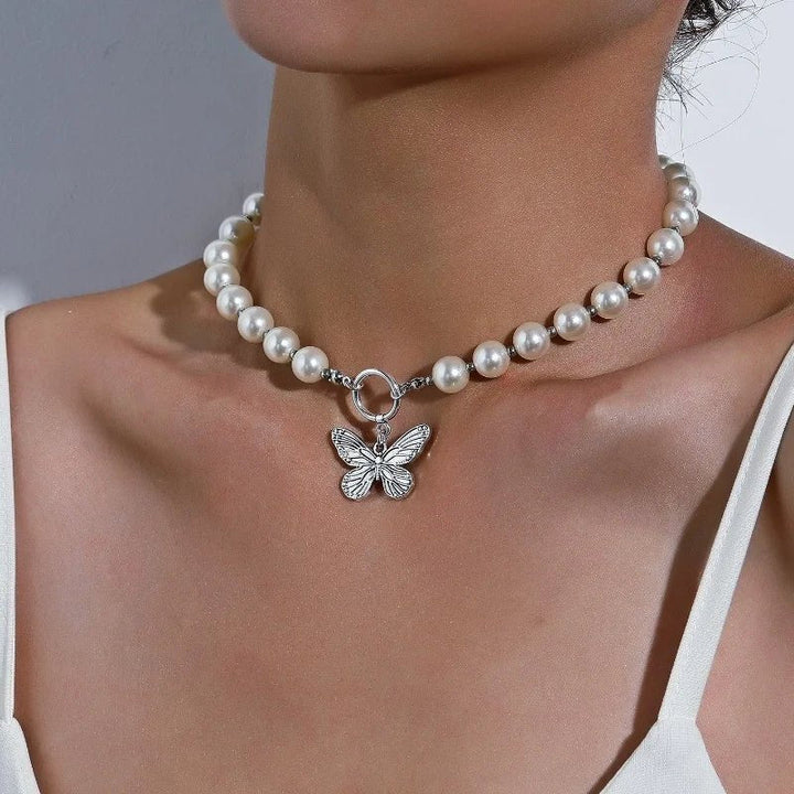Skanto | Perlebelagt sommerfugl anheng choker halskjede