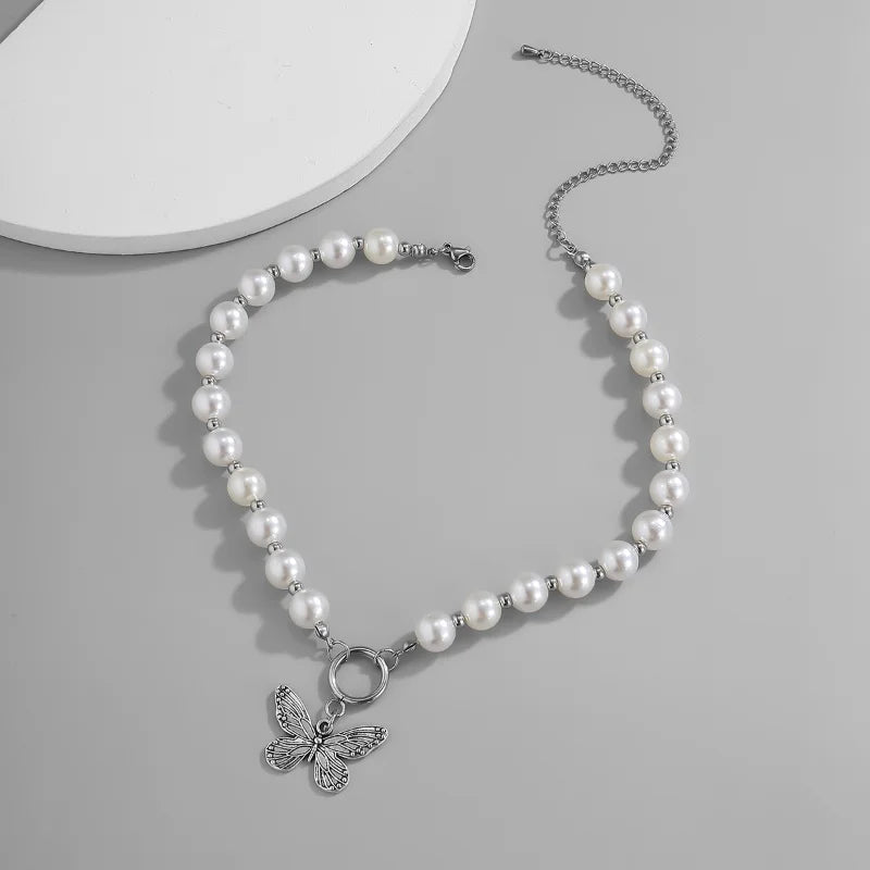 Skanto | Perlebelagt sommerfugl anheng choker halskjede