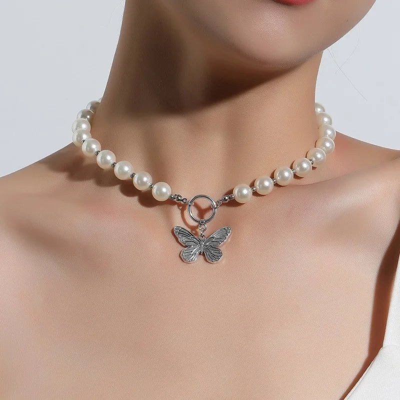 Skanto | Perlebelagt sommerfugl anheng choker halskjede