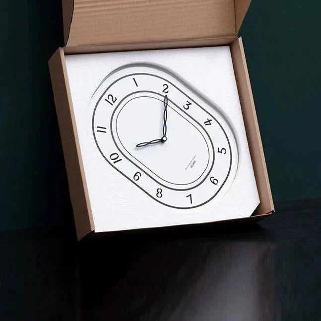 Skanto | Stille oval veggklokke med romerske tall design