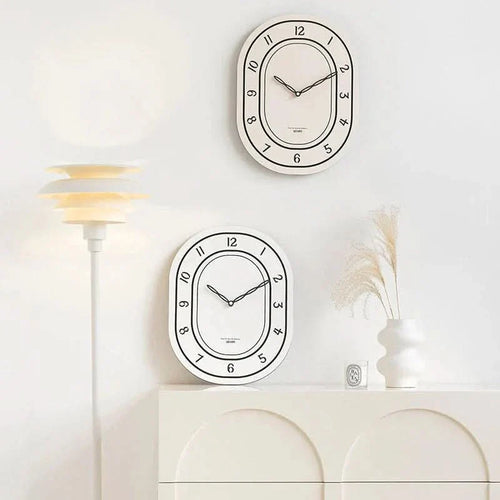 Skanto | Stille oval veggklokke med romerske tall design