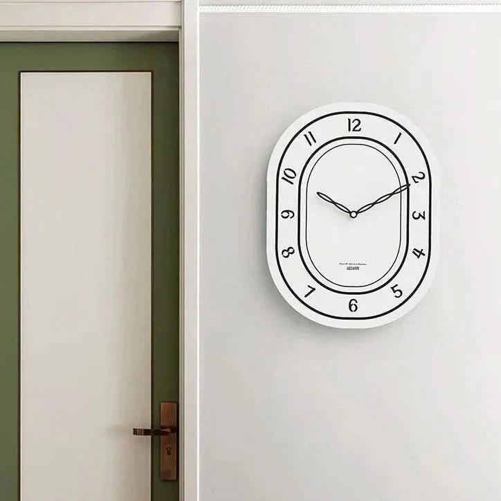 Skanto | Stille oval veggklokke med romerske tall design