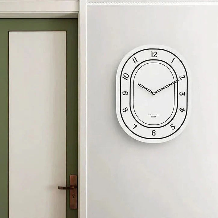 Skanto | Stille oval veggklokke med romerske tall design