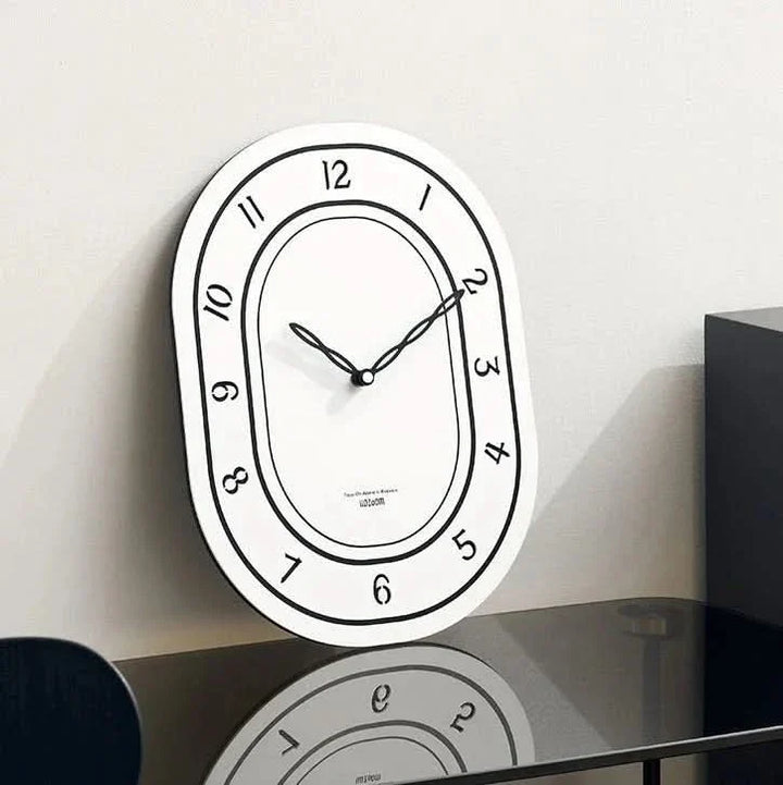 Skanto | Stille oval veggklokke med romerske tall design