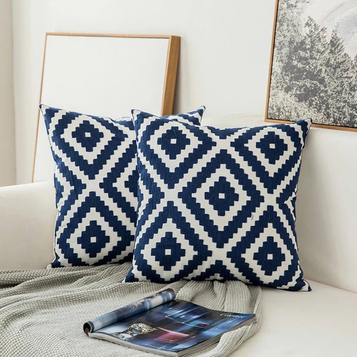 Skanto | Blå brodert dekorativ pute med ornament mønster