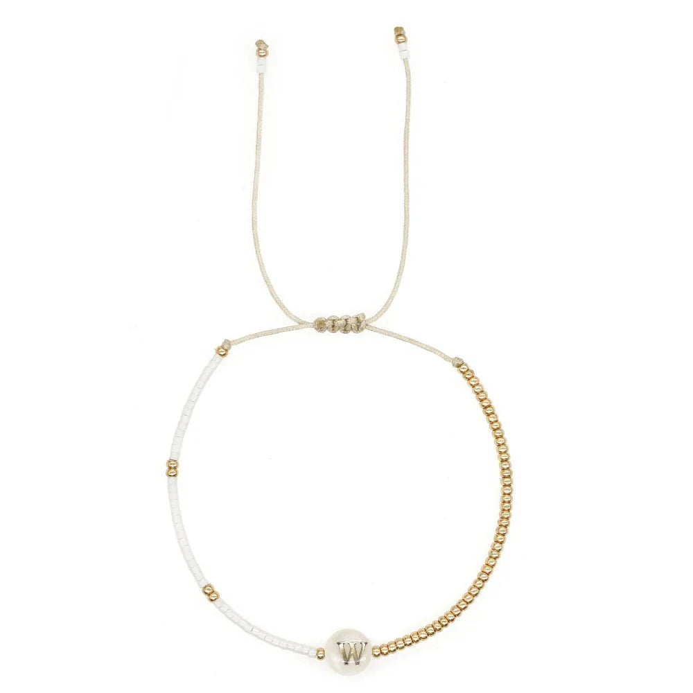 Skanto | Boho Hvit & Gull Perlebrev Initial Perlearmbånd