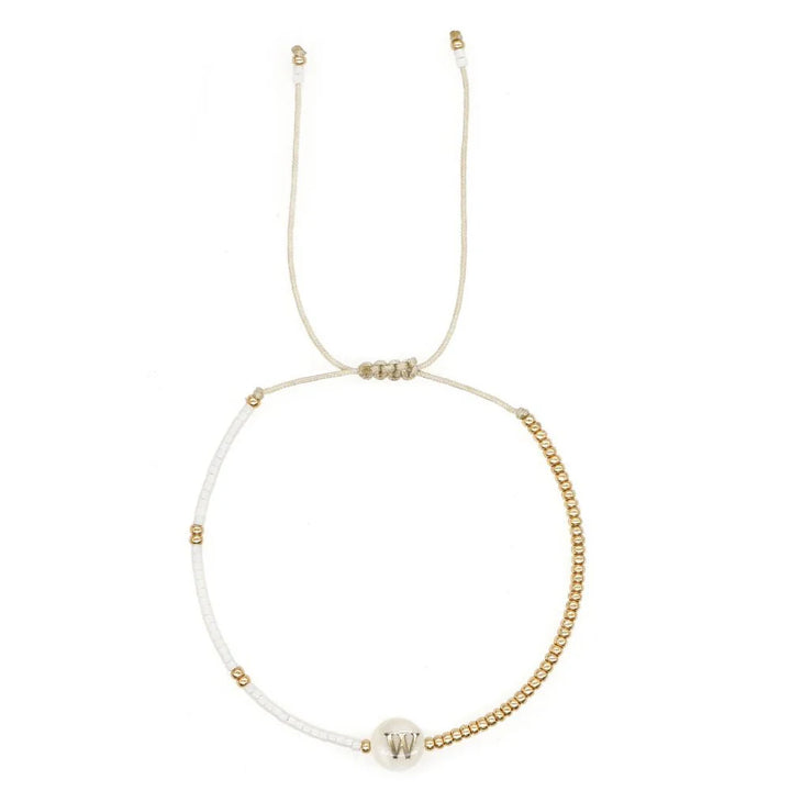 Skanto | Boho Hvit & Gull Perlebrev Initial Perlearmbånd