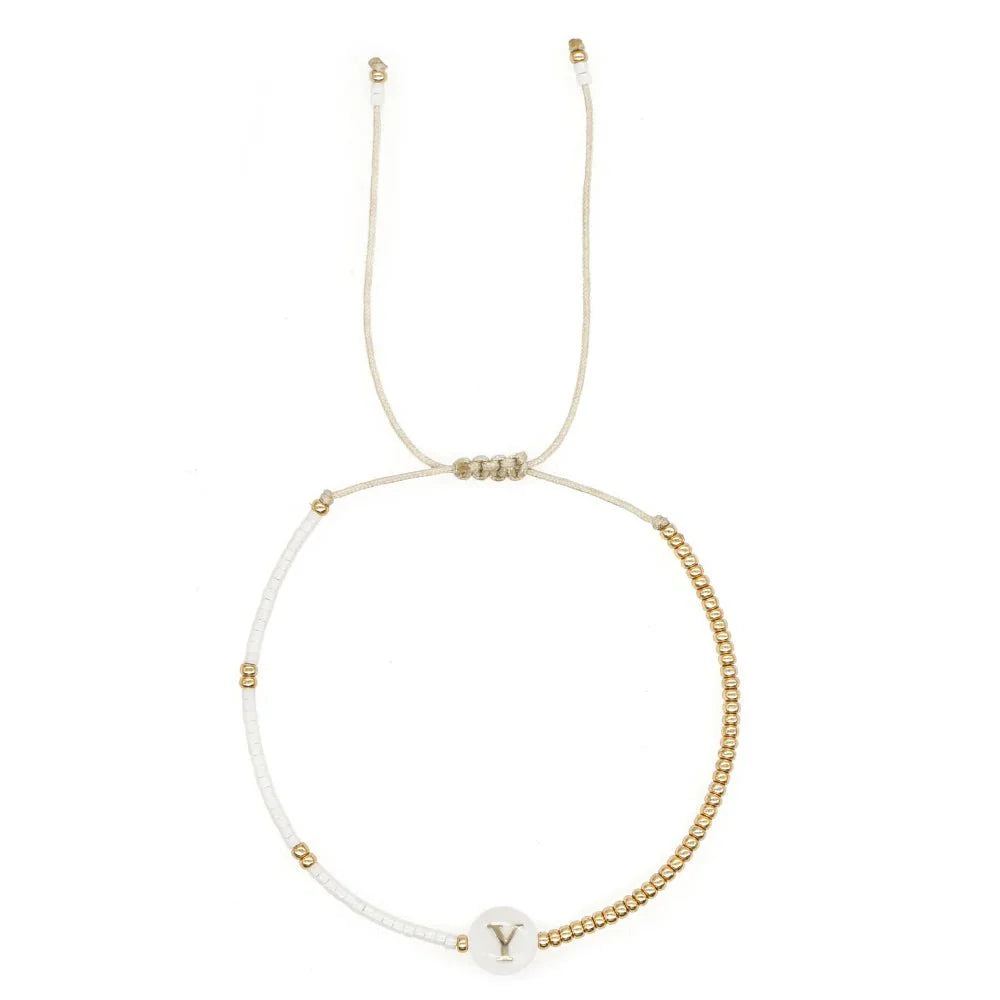 Skanto | Boho Hvit & Gull Perlebrev Initial Perlearmbånd