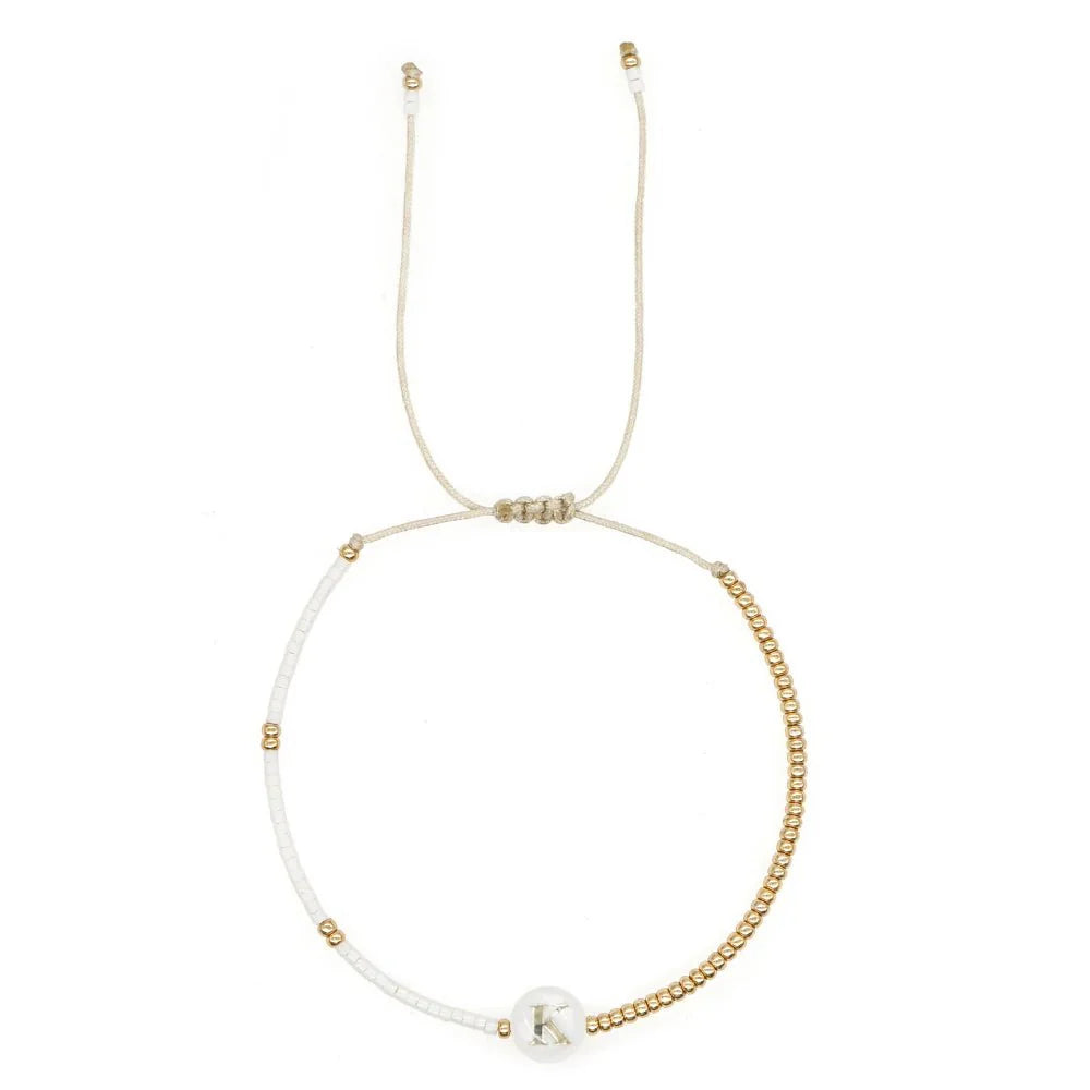 Skanto | Boho Hvit & Gull Perlebrev Initial Perlearmbånd