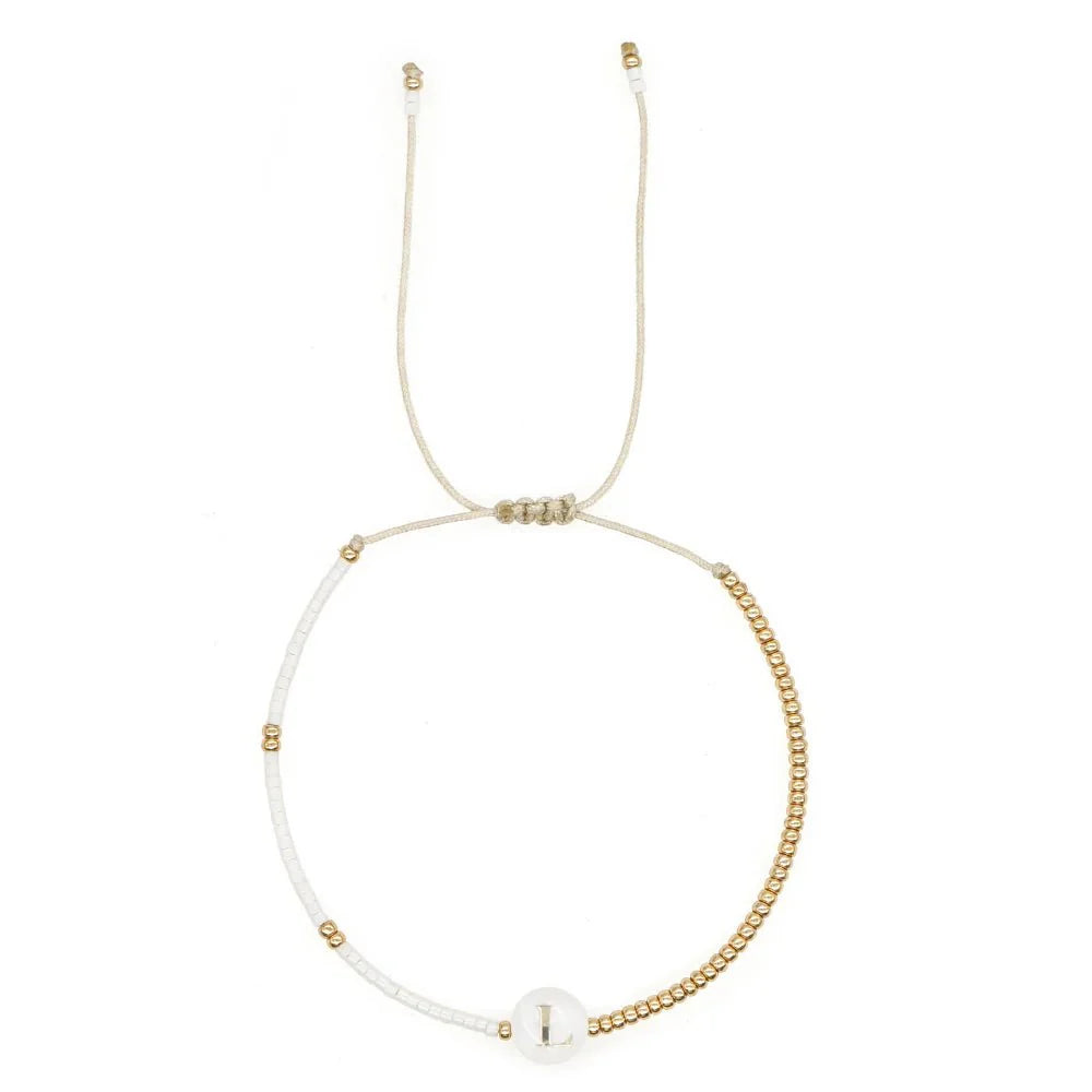 Skanto | Boho Hvit & Gull Perlebrev Initial Perlearmbånd