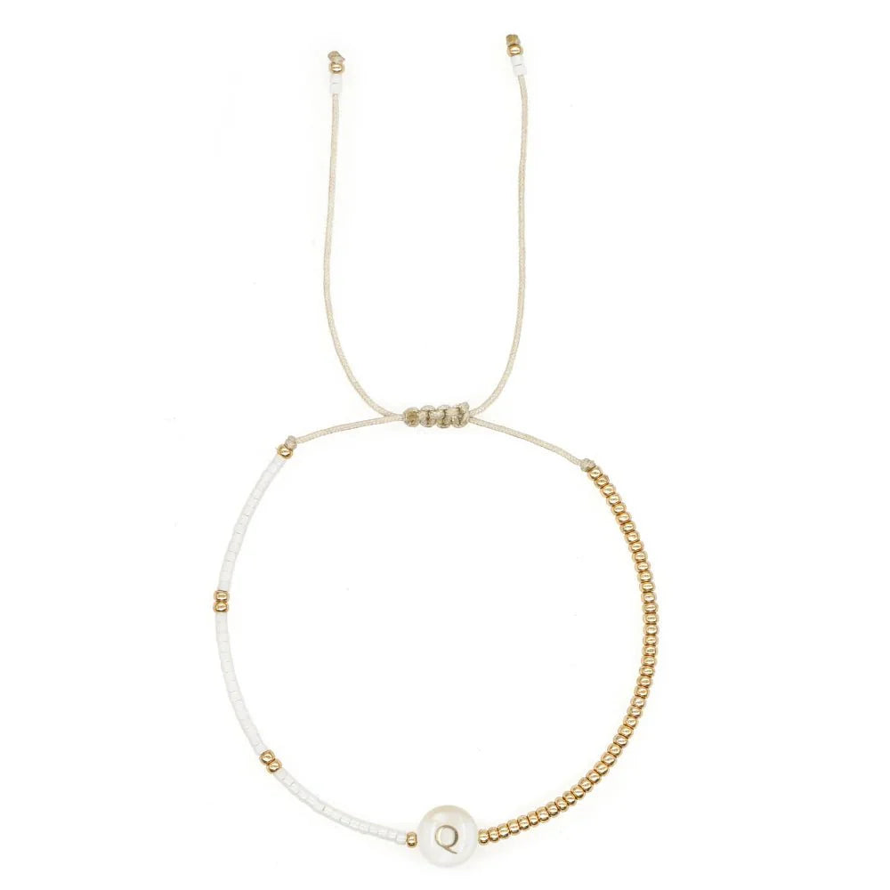 Skanto | Boho Hvit & Gull Perlebrev Initial Perlearmbånd