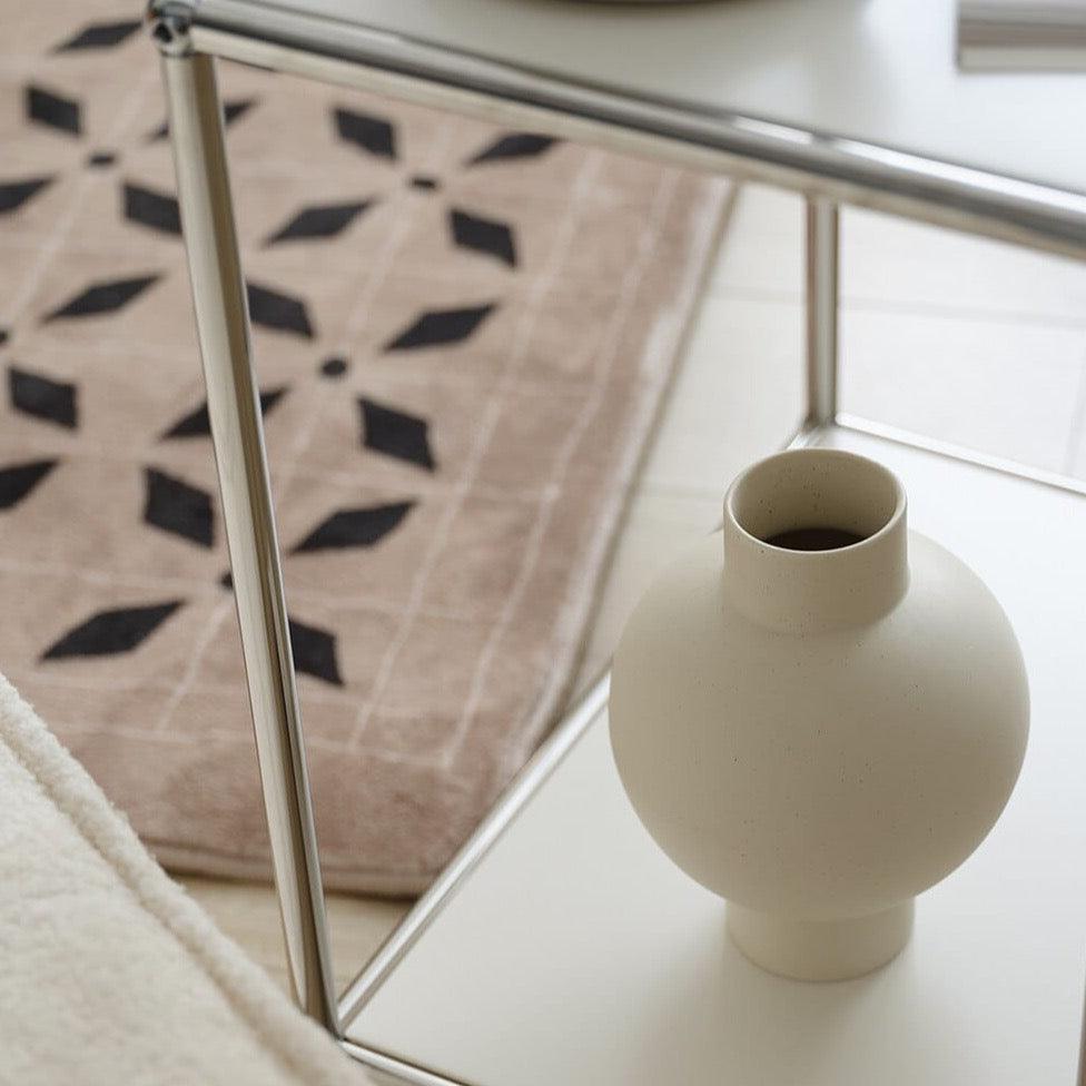 Elegant minimalist design med en glatt, buet silhuett Skanto