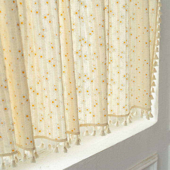 Beige Daisy Pattern Tier Gardin i Bomull Lin Stoff | Skanto