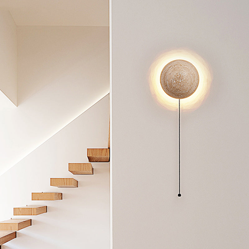 Skanto | Kremfarget vegglampe i skandinavisk stil som gir koselig lys og elegant enkelhet