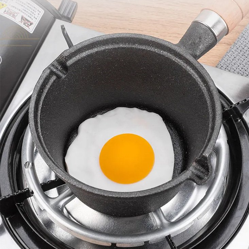 Gryte i støpejern med non-stick flat bunn omelettpanne med trehåndtak | Skanto