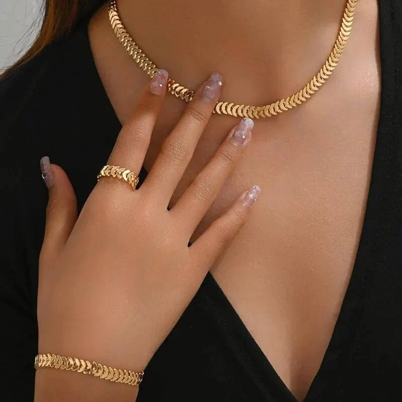 Skanto | Elegant Fiskebone Halskjede, Armbånd og Ring Sett