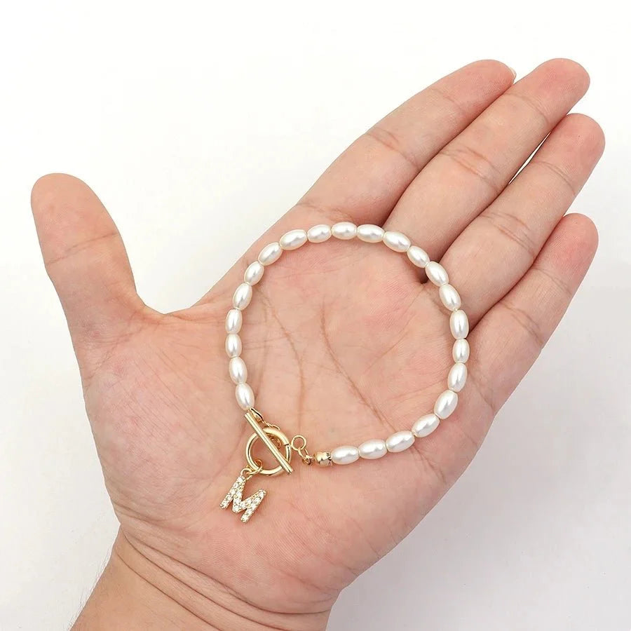 Skanto | Elegant Perle Spenne Bokstav Initals Armbånd
