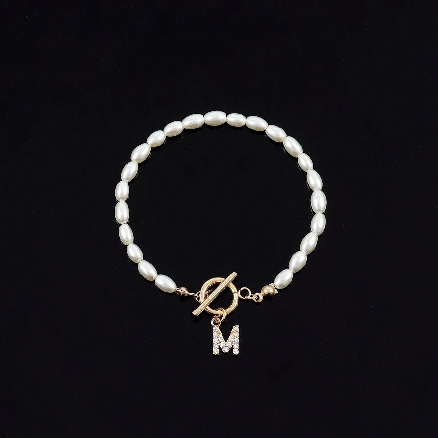 Skanto | Elegant Perle Spenne Bokstav Initals Armbånd