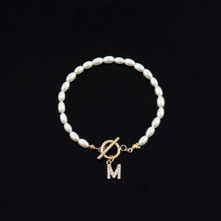 Skanto | Elegant Perle Spenne Bokstav Initals Armbånd