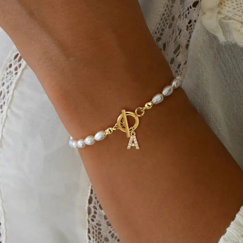 Skanto | Elegant Perle Spenne Bokstav Initals Armbånd