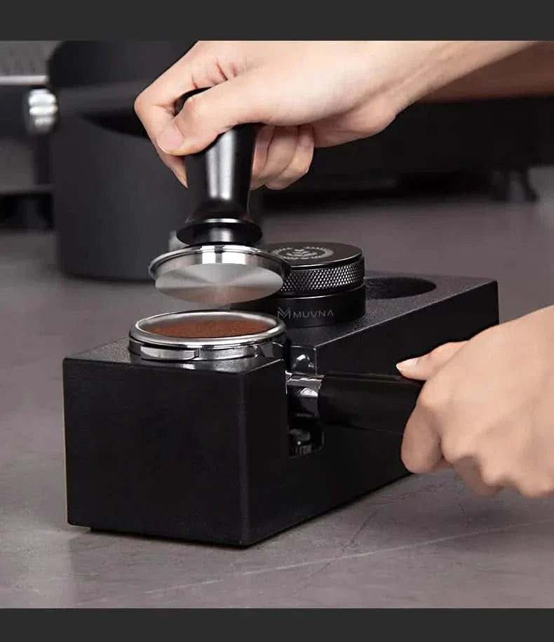 Skanto | Justerbar Kaffetampingstasjon – 51–58mm Portafilter Holder