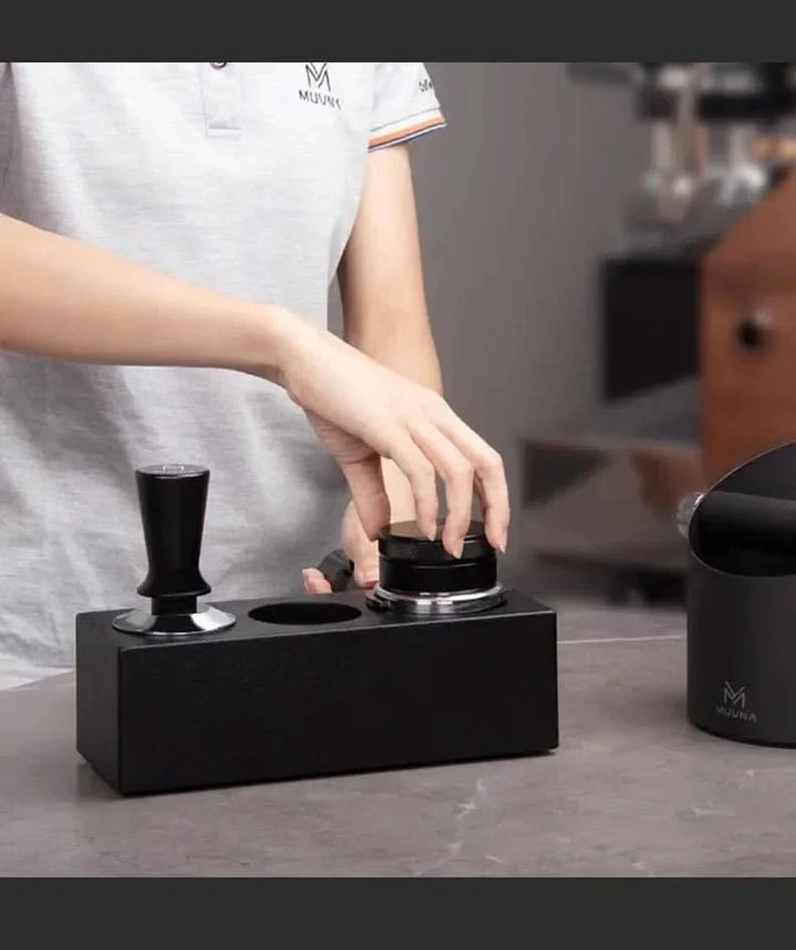 Skanto | Justerbar Kaffetampingstasjon – 51–58mm Portafilter Holder