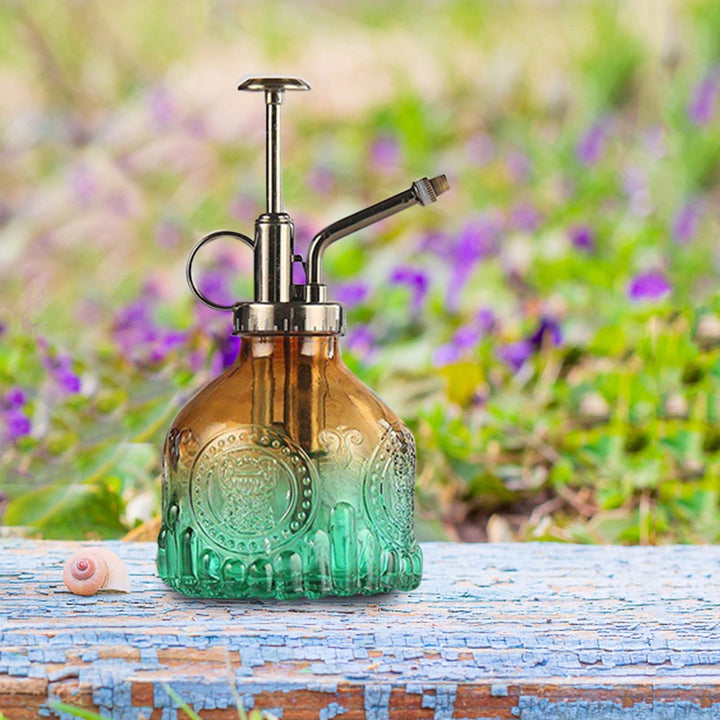 Skanto | Preget glassflaske med metalldyse – Plante sprayflaske for vanning av blomster i vintage design