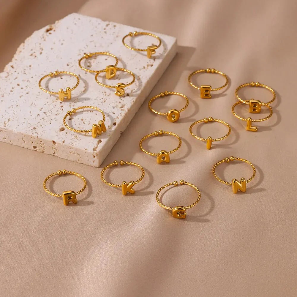 Skanto | Delikat Justerbar Boble Bokstav Initial Ring