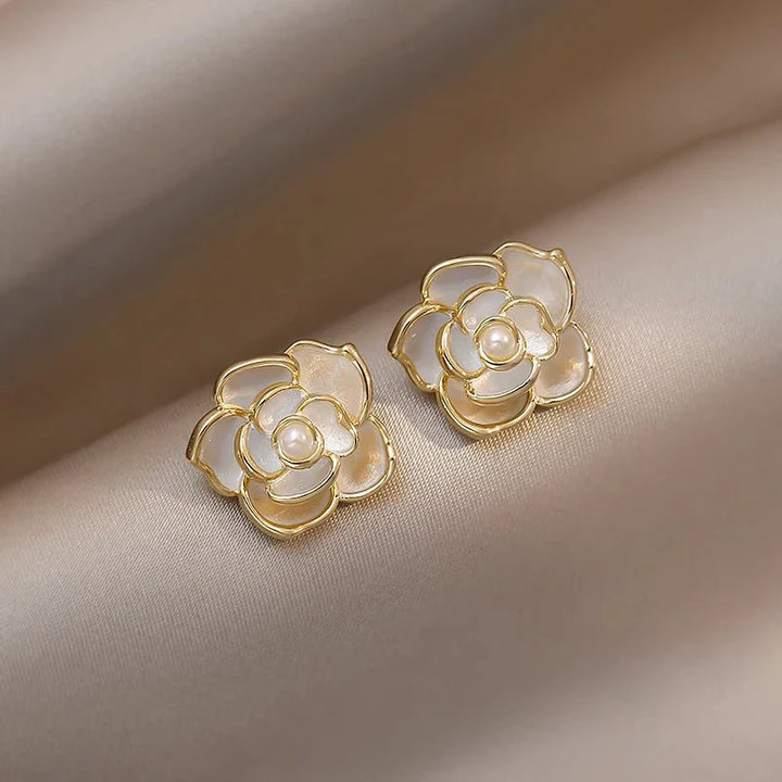 Skanto | Dainty Blanc Kamelia Blomsterhalskjede, Øredobber, Ring Smykker