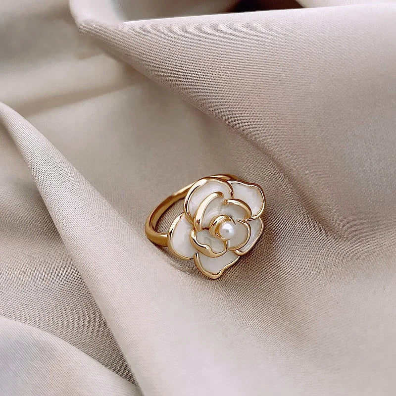 Skanto | Dainty Blanc Kamelia Blomsterhalskjede, Øredobber, Ring Smykker