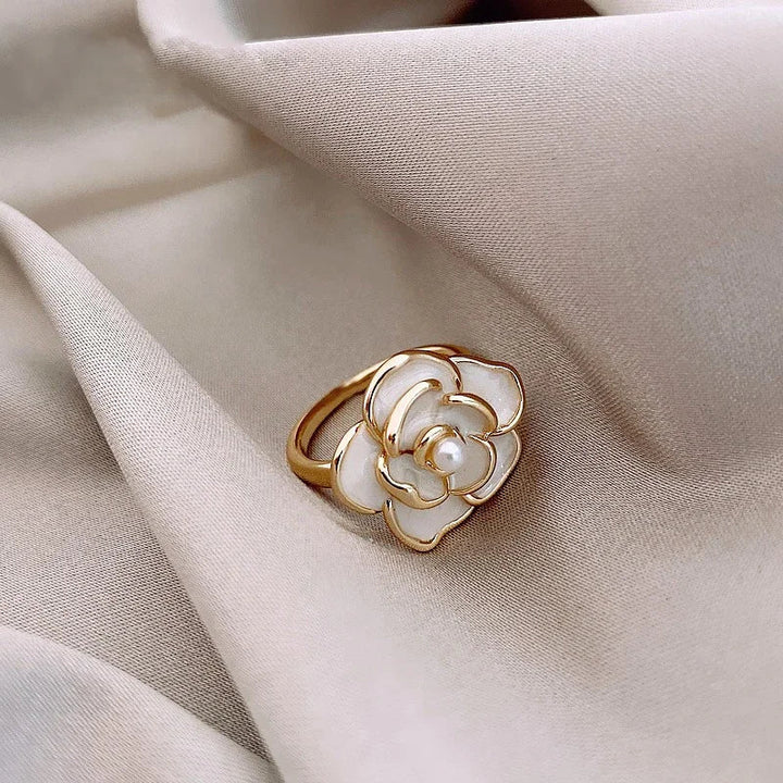 Skanto | Dainty Blanc Kamelia Blomsterhalskjede, Øredobber, Ring Smykker
