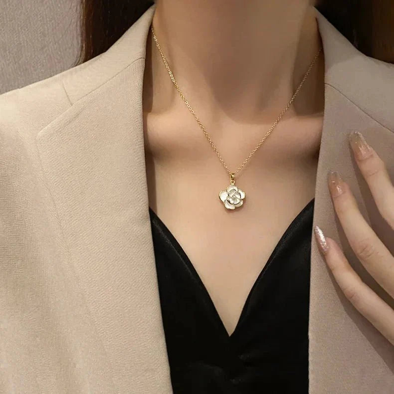 Skanto | Dainty Blanc Kamelia Blomsterhalskjede, Øredobber, Ring Smykker