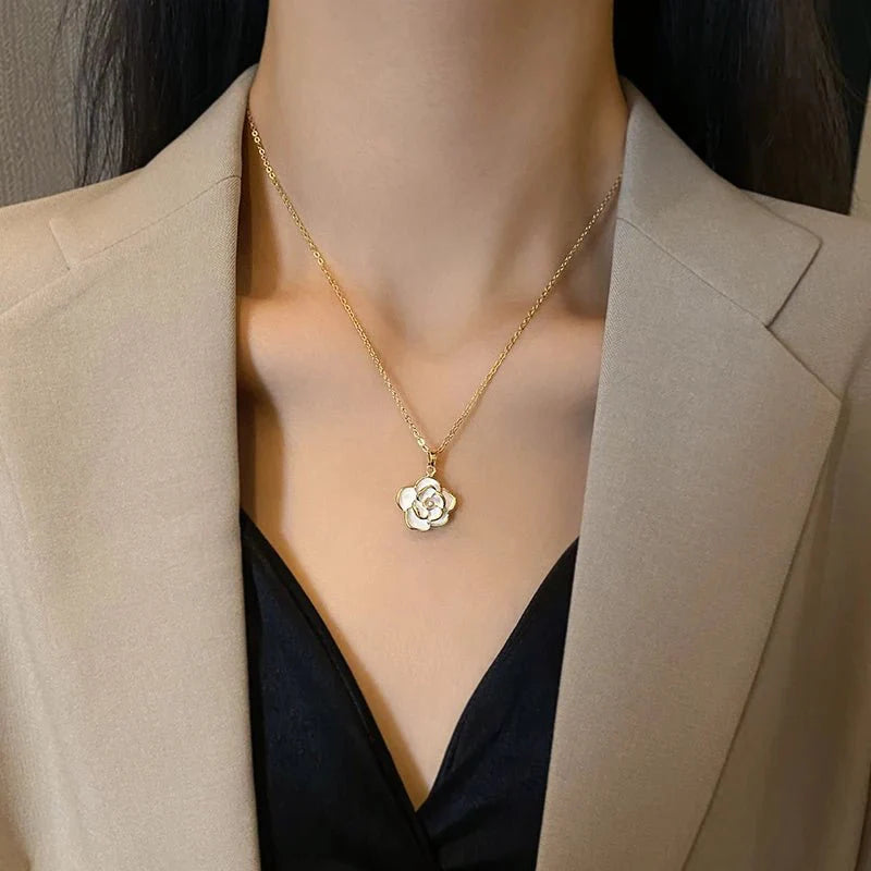 Skanto | Dainty Blanc Kamelia Blomsterhalskjede, Øredobber, Ring Smykker