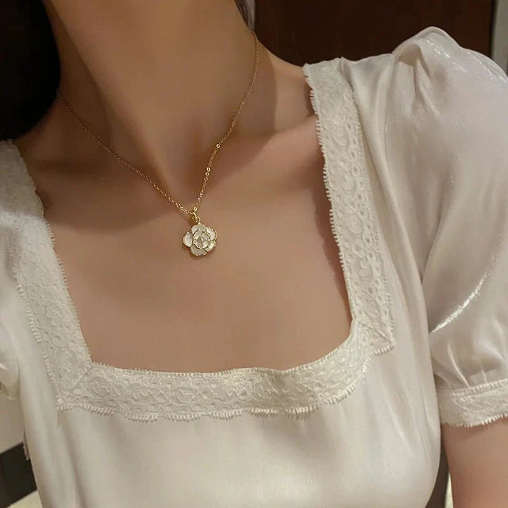 Skanto | Dainty Blanc Kamelia Blomsterhalskjede, Øredobber, Ring Smykker