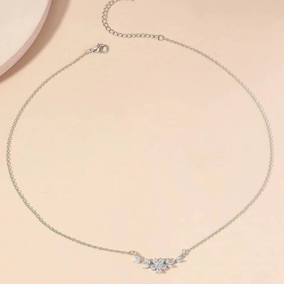 Skanto | Delikat Diamant Blomsterblad Halskjede