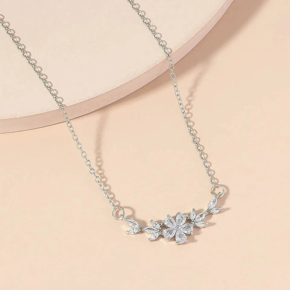 Skanto | Delikat Diamant Blomsterblad Halskjede