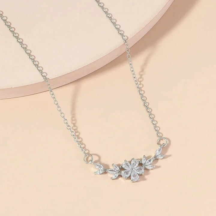 Skanto | Delikat Diamant Blomsterblad Halskjede