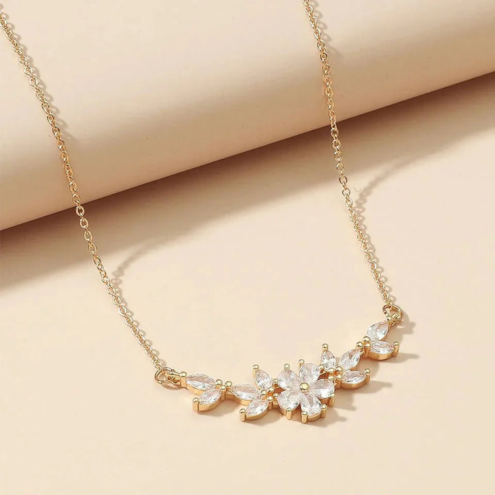 Skanto | Delikat Diamant Blomsterblad Halskjede