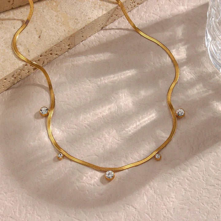 Skanto | Delikat diamant-herringbone-choker-halskjede