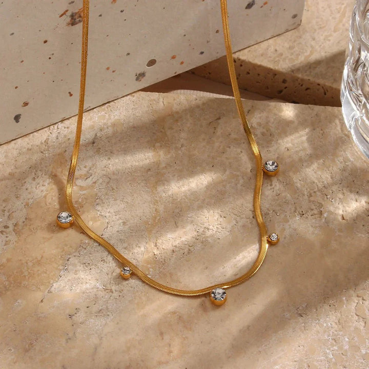 Skanto | Delikat diamant-herringbone-choker-halskjede