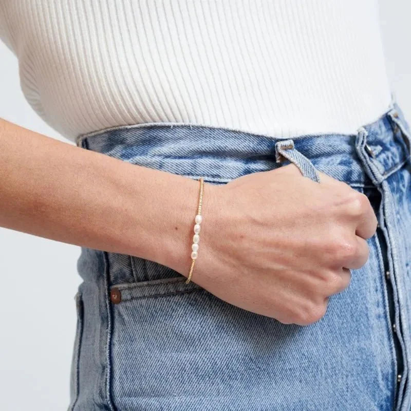 Skanto | Dainty Pearl Gylden Perle Armbånd