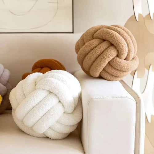 Dekorativ Knyttet Teddy Ball Myk Pute - 100% Ull, Rund | Skanto