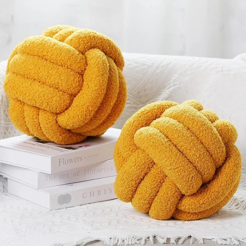 Dekorativ Knyttet Teddy Ball Myk Pute - 100% Ull, Rund | Skanto