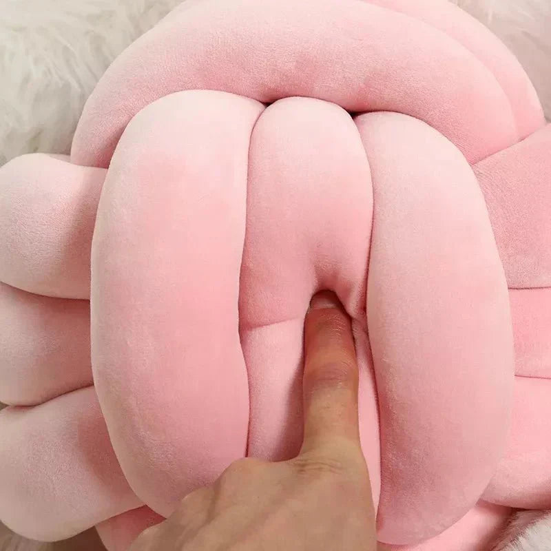 Norvo | Dekorativ, myk pute med knyttet kule i semsket utseende