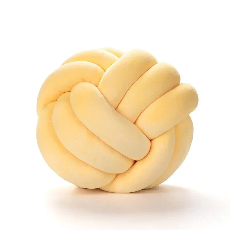 Norvo | Dekorativ, myk pute med knyttet kule i semsket utseende