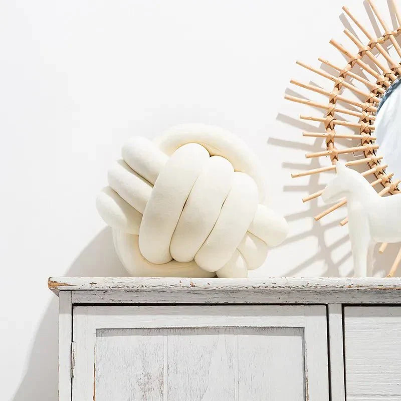 Norvo | Dekorativ, myk pute med knyttet kule i semsket utseende