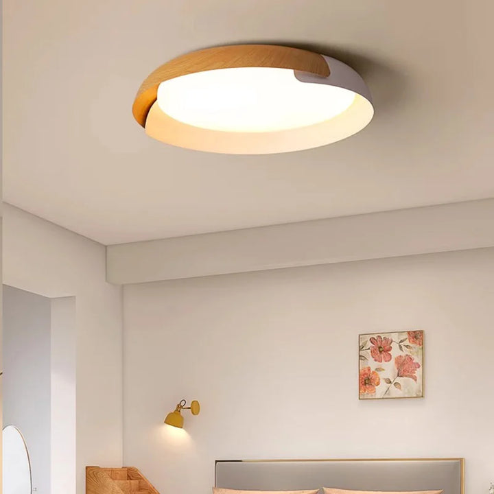 Moderne taklampe med trefinish – Stilfull LED-belysning for stue | Skanto