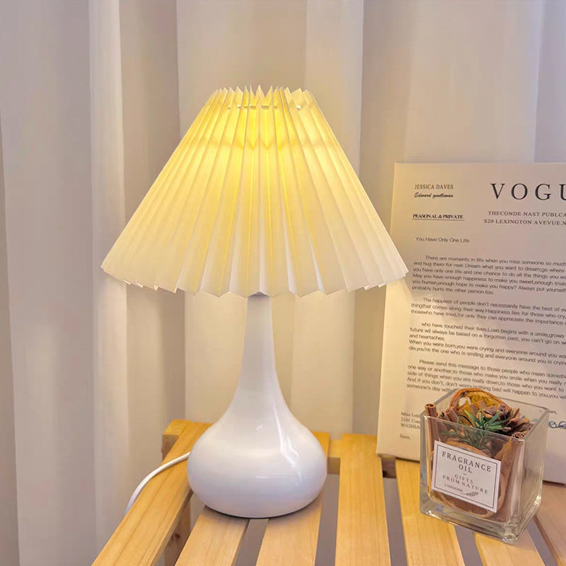 Nordisk Folds lampe med LED lys – Moderne dekorativ bordlampe for stue og soverom | Skanto