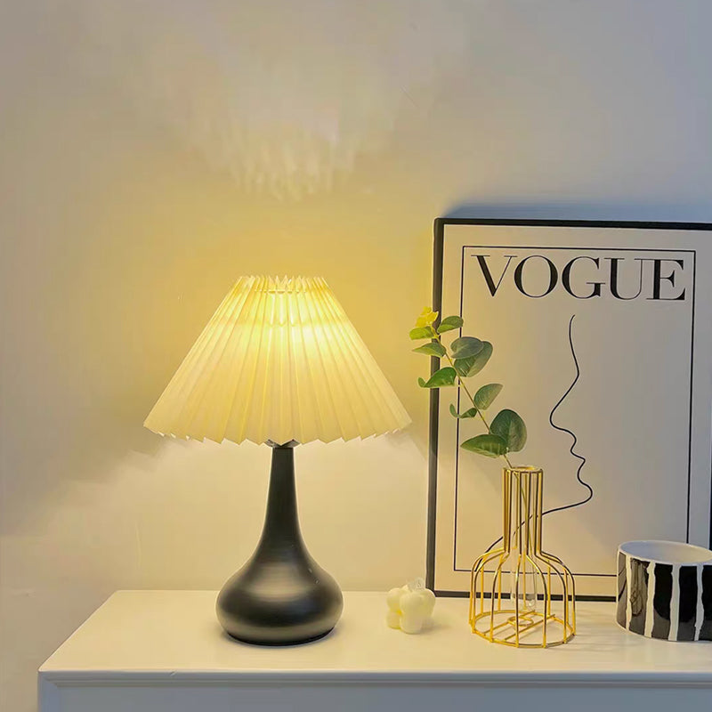 Nordisk Folds lampe med LED lys – Moderne dekorativ bordlampe for stue og soverom | Skanto